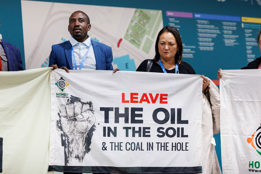 Des militants protestent contre les combustibles fossiles lors de la Conférence des Nations Unies sur le climat COP29 à Bakou, en Azerbaïdjan.